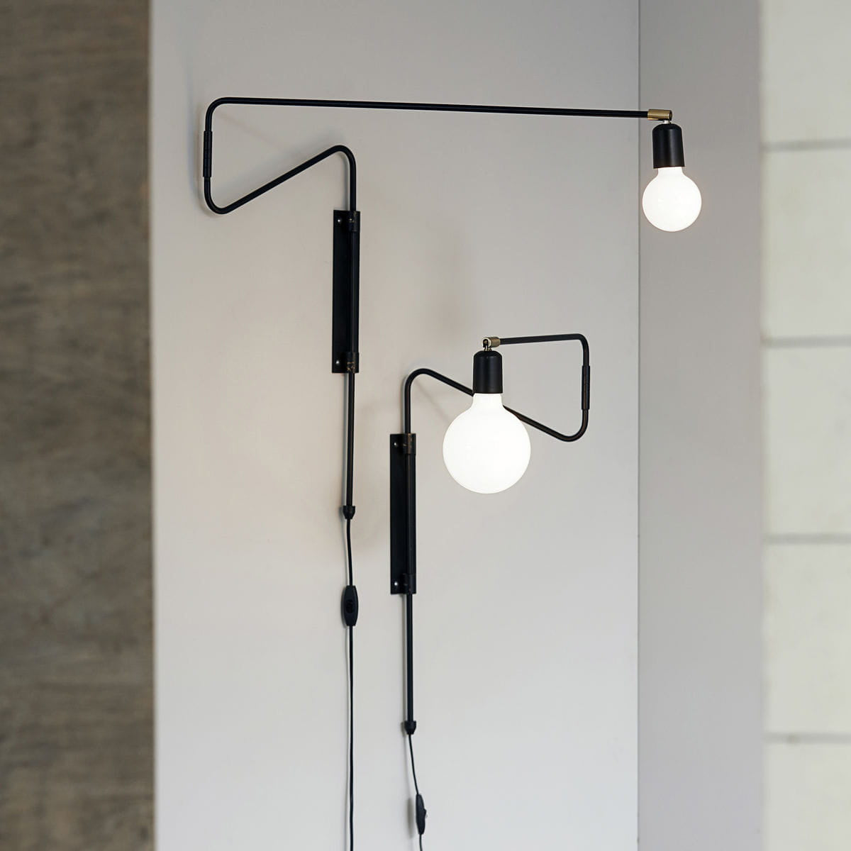 Articulated Swing-Arm Wall Light / ∅ 27.6″ x H 26.4″ / Dia 70cm x H 67cm / Black / UK Plug