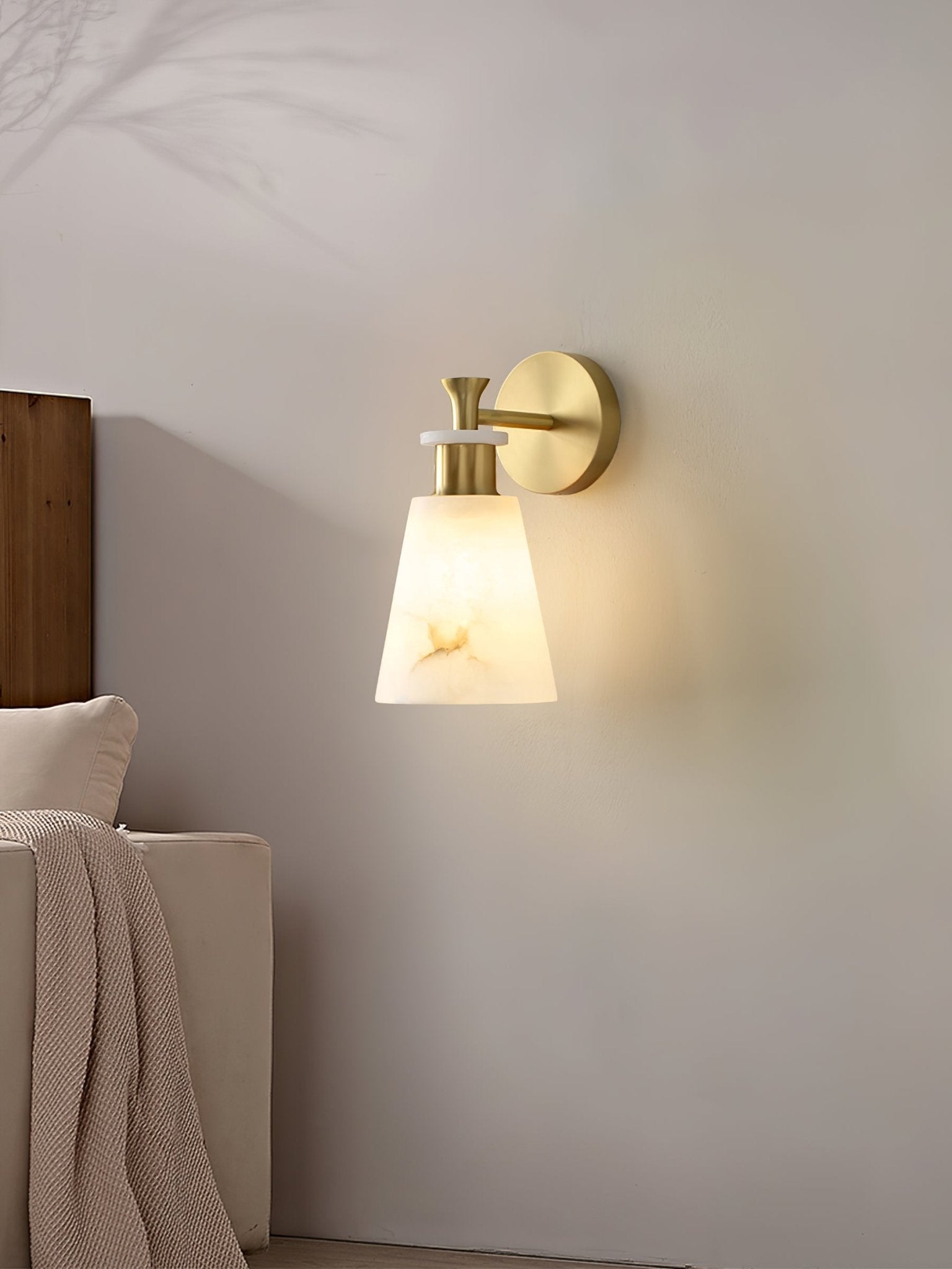 Tapered Alabaster and Brass Wall Sconce / ∅ 4.7″ x H 9.8″ / Dia 12cm x H 25cm / Copper / Single