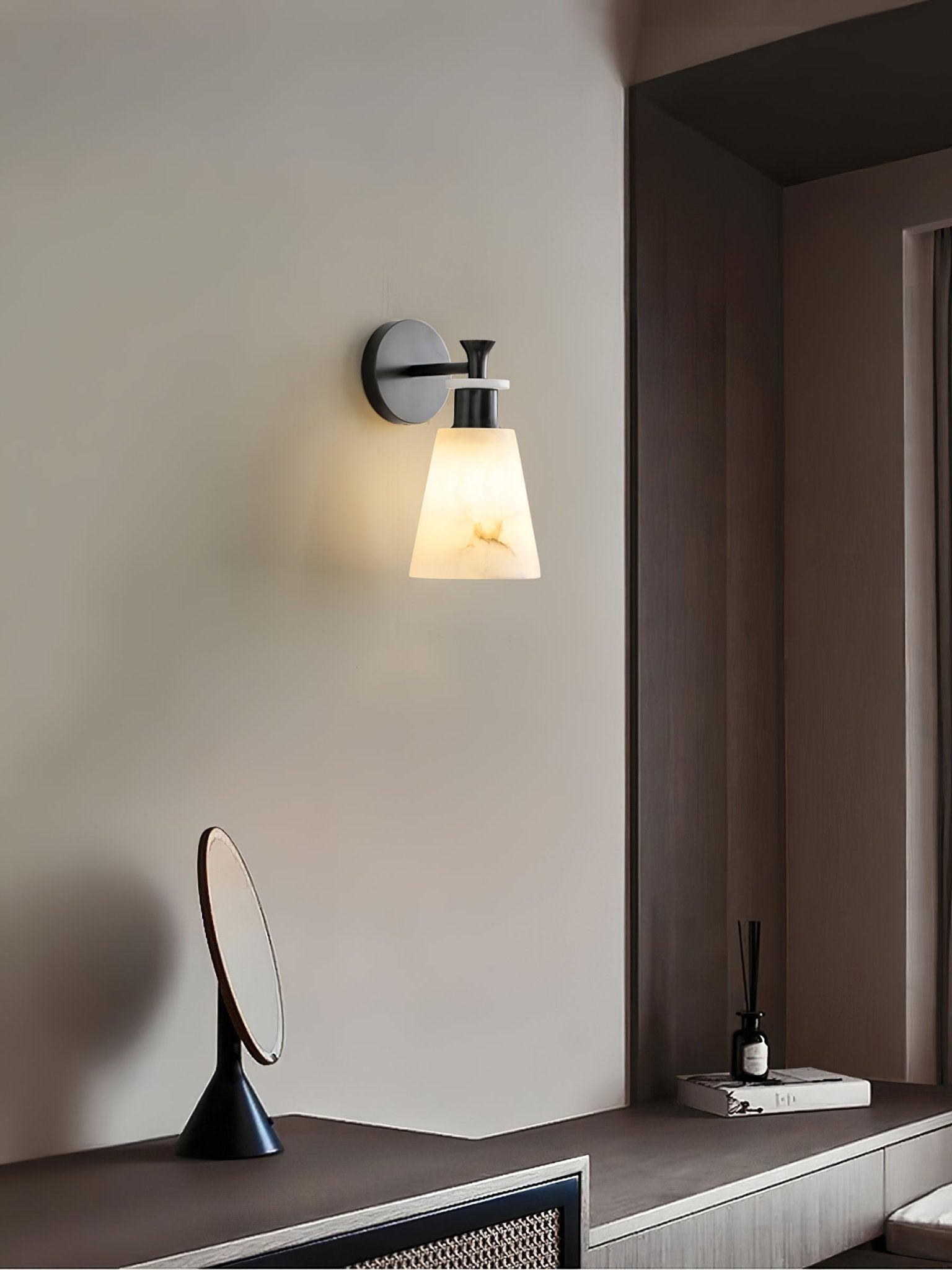 Tapered Alabaster and Brass Wall Sconce / ∅ 4.7″ x H 9.8″ / Dia 12cm x H 25cm / Black / Single